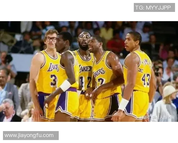 湖人队以124分战胜掘金队展现强大实力再度引发球迷热议